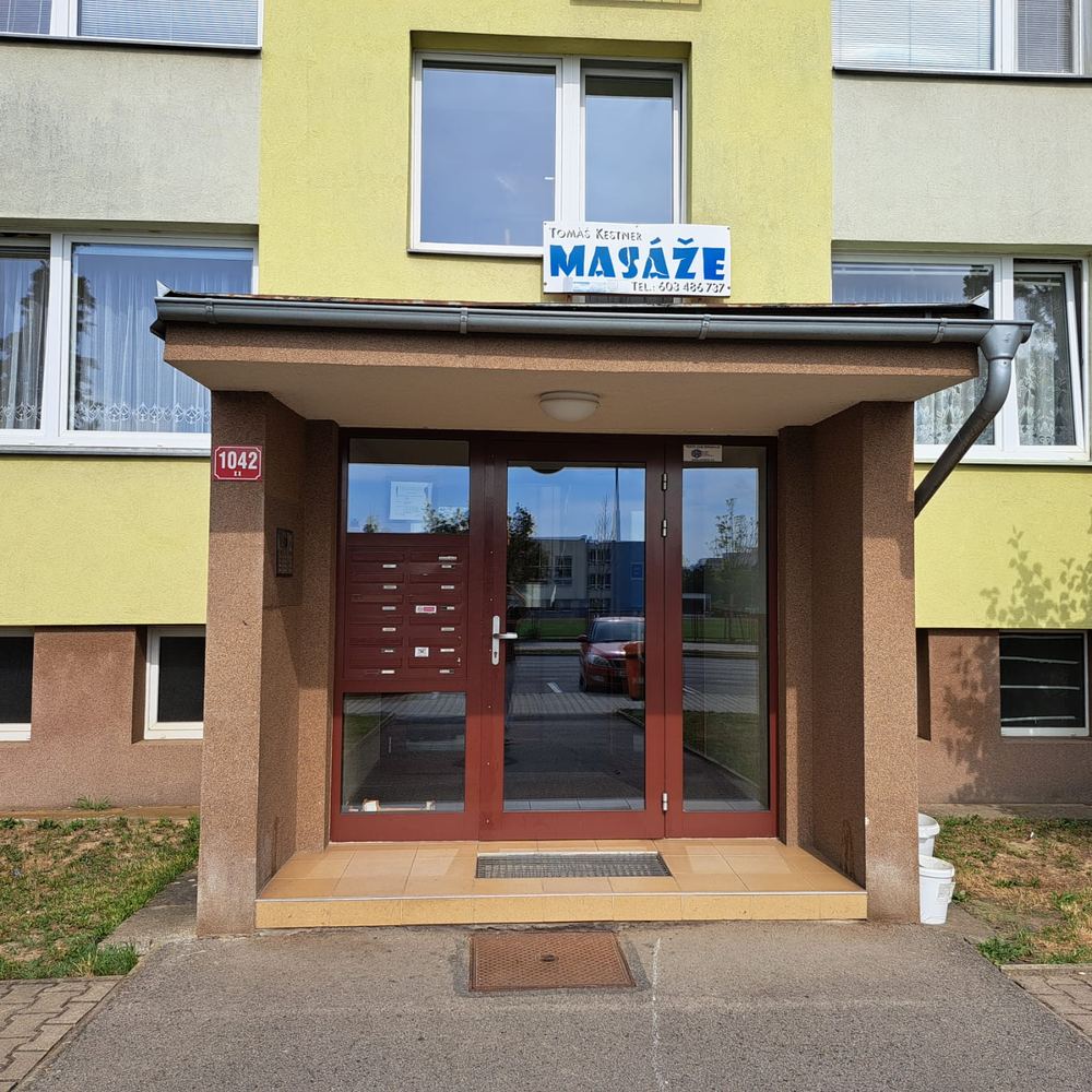 Vchod do provozovny masáží Na Radouči 1042 v Mladé Boleslavi s cedulí Tomáš Kestner Masáže